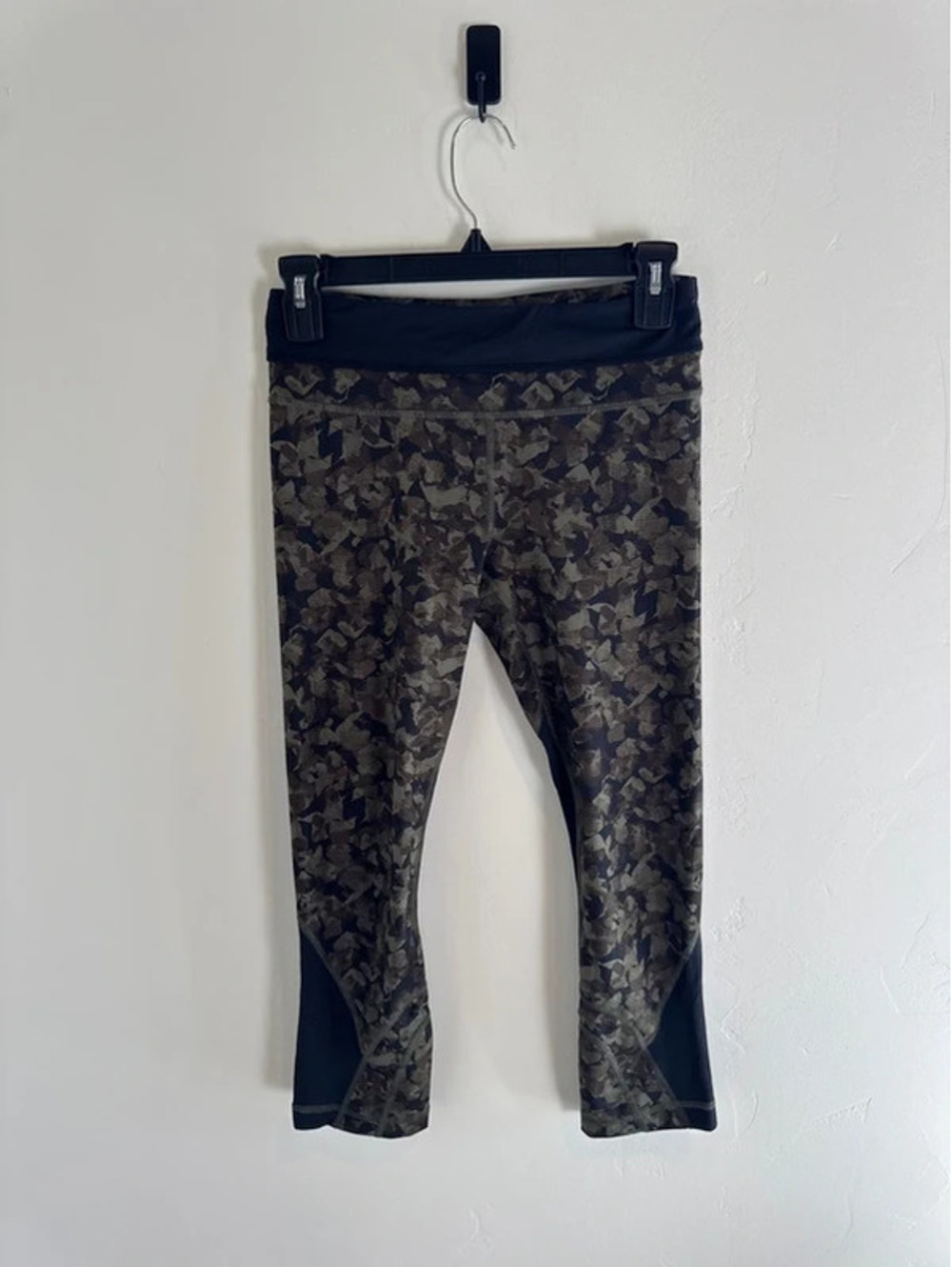 ululemon Women’s Size 4 Printed Crop Leggings Black Gray Camo Workout Yoga